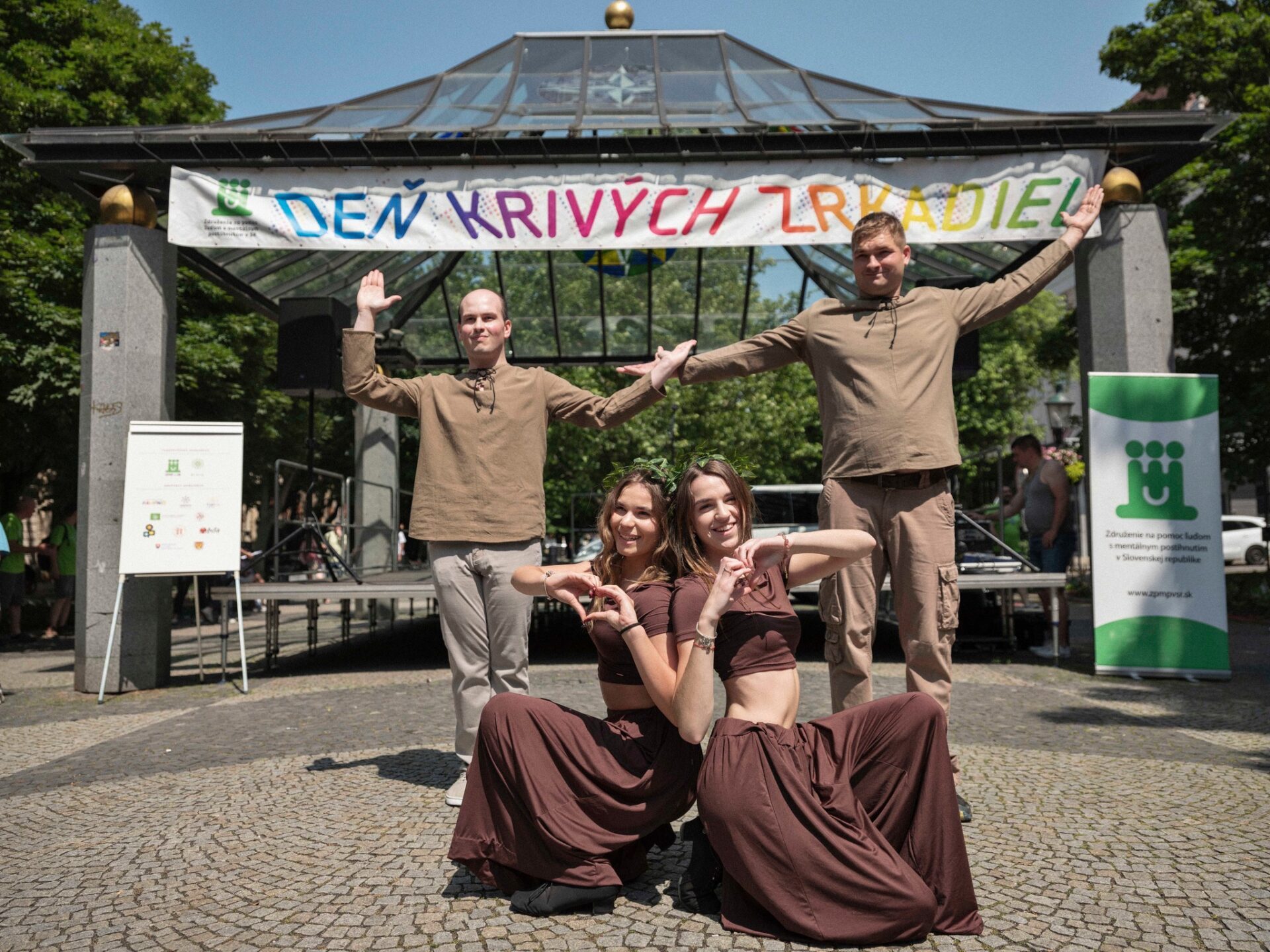 Deň krivých zrkadiel